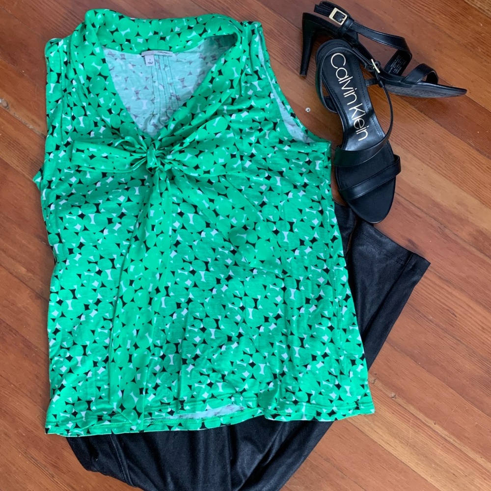 Sleeveless green stretchy blouse geometric pattern